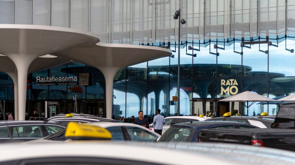 Taxis waiting in front of  Pasila railway station